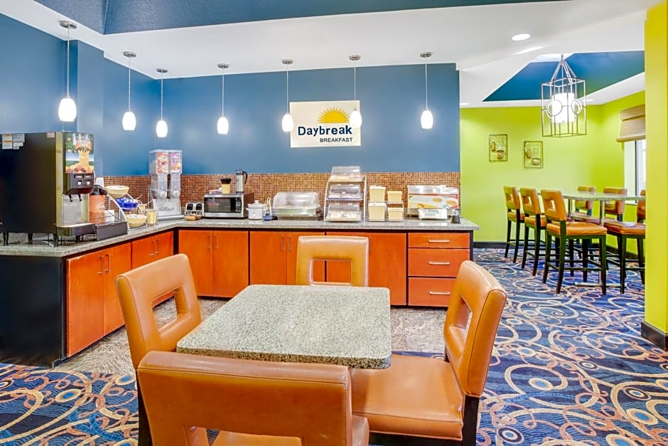 Days Inn & Suites by Wyndham Russellville