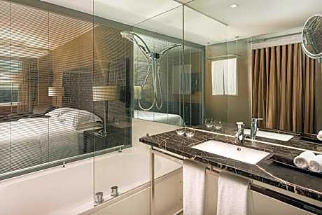 Premium, Guest room, 1 Queen, High floor, Pool access