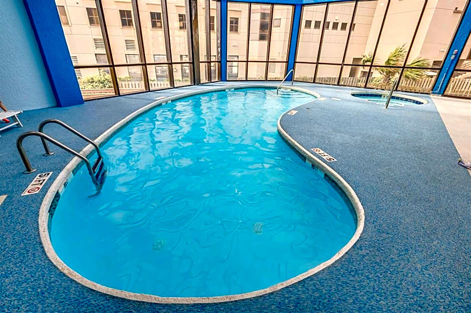 Oceanfront Views, Recently Renovated Kitchen,Pools