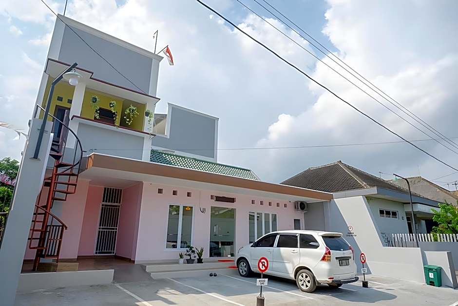 RedDoorz near Rita Supermall Purwokerto 2