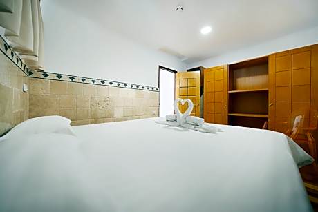 Deluxe Two-Bedroom Apartment (2 Adults + 2 children)
