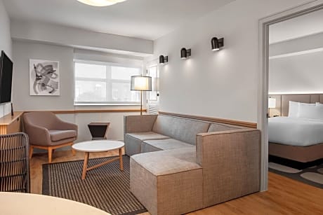 Two-Bedroom Suite with Adapted Tub - Mobility and Hearing Accessible