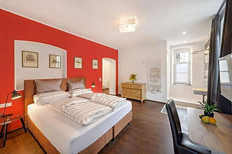 Apartment with Garden View