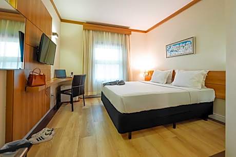 Standard Double - 1 Queen Bed