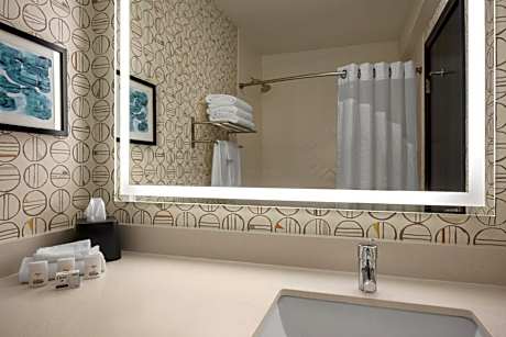 Standard Queen Room - Communications Accessible/Pet-Friendly