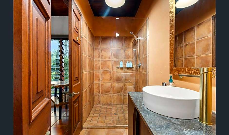 Gunnadoo Holiday Hut with Ocean Views and Jacuzzi