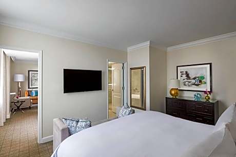 Suite, Club Lounge access, 1 Bedroom Suite, 1 King, Sofa Bed, City Hall view