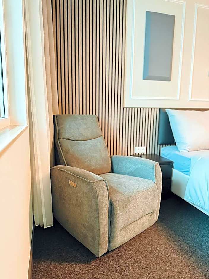 F Hotel 24h Check-In