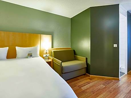 Standard Room with One Double Bed and One Single Bed