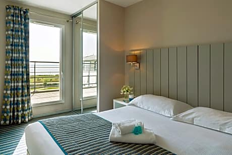 One-Bedroom Apartment with Lateral Sea View