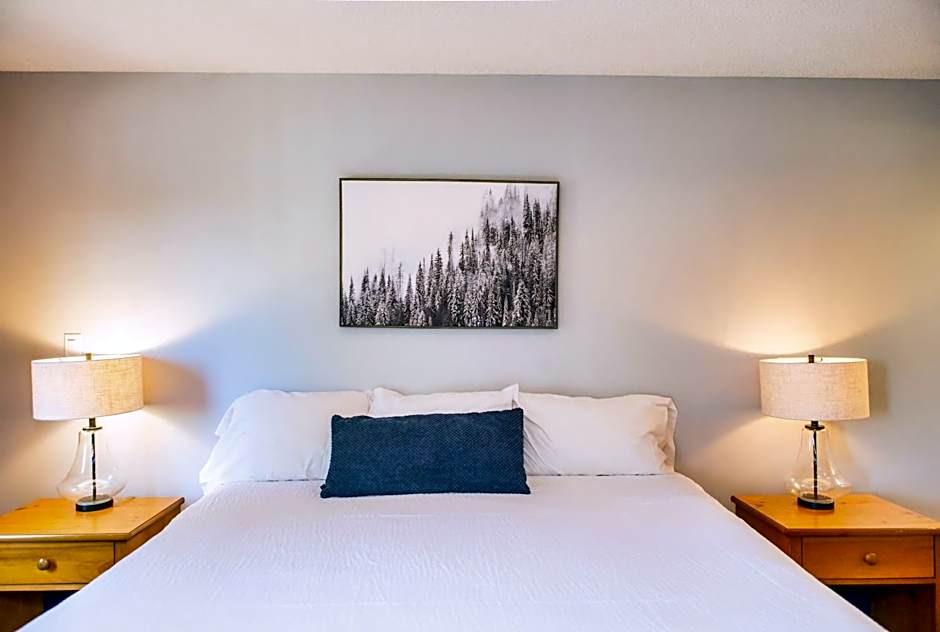 Photo 1 of 5 of Deluxe 1 Queen Bed