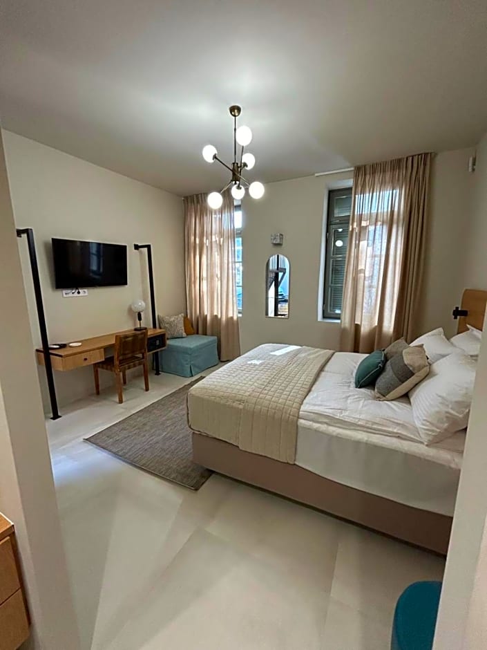 Living Yard Acropolis