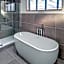 Cherry Bird Lodge Escape