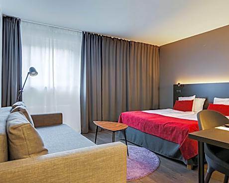 Family Queen Room with Sofa Bed - Non-Smoking