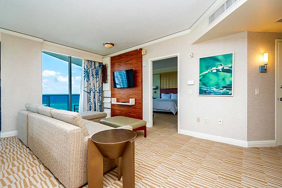 TRUMP INTL 2 BEDROOM APARTMENT 1600 Sqf Ocean and Bay View