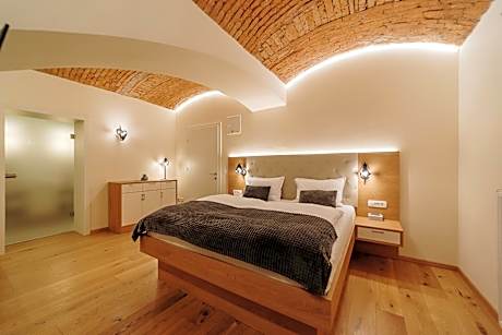Queen Room - Basement