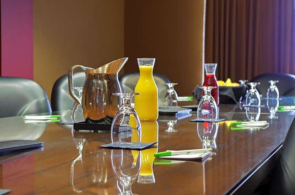 Holiday Inn Hotel Pewaukee-Milwaukee West By IHG