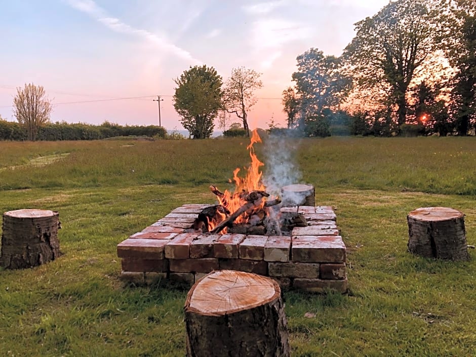 Somerleyton Meadows - The Hideaway Hut & Hot Tub