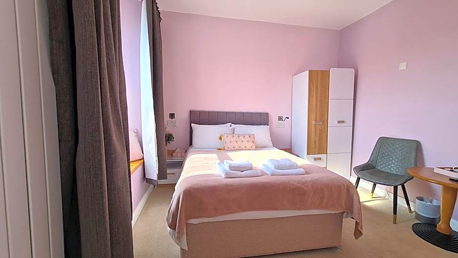 The Torland - Paignton Seafront - free parking, all rooms en-suite