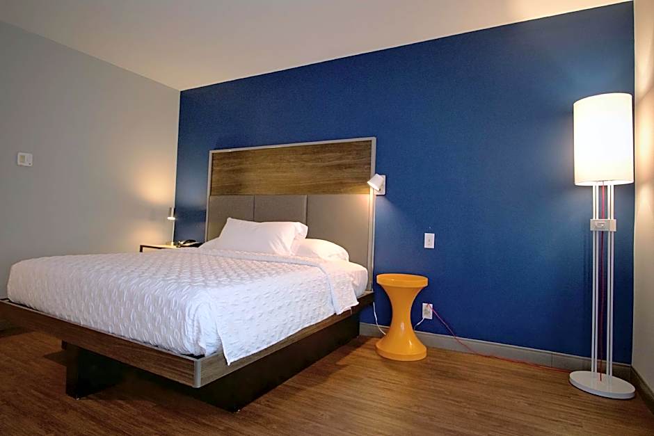 Photo 1 of 6 of 1 King Bed, Hearing/Mobility Accessible, Roll in Shower