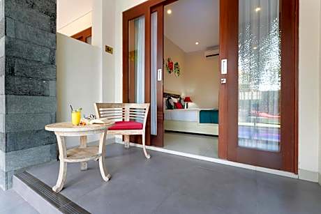 Deluxe King Pool Access