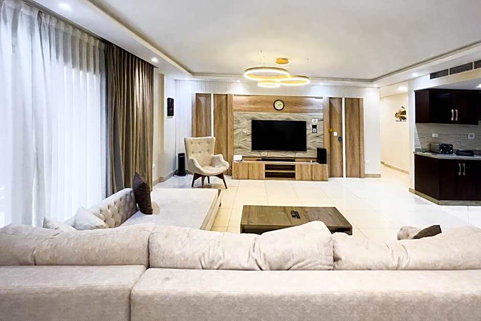 Calm & Classy 2BR - 5 min to Airport