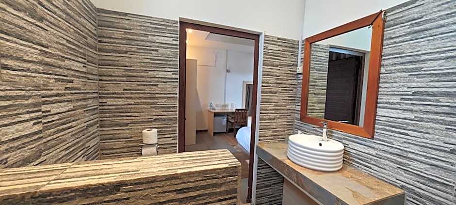 Villa Alizée - Boutique Hôtel Expérience - Idéal Couples & Pros - Piscine - Restaurant - Rooftop bar - Parking privé - 10min Port-Louis - Ambiance Tropical chic & authentique