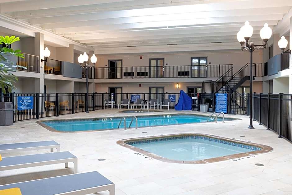 DoubleTree by Hilton Austin, MN