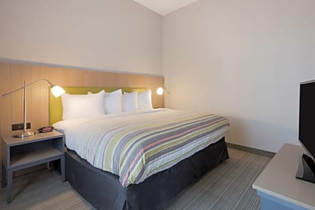 1 King Bed, Nonsmoking, Accessible