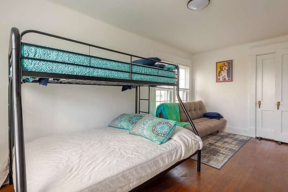 Mayor's Large Family House Hot Tub Sleeps 16 Piano, 2 Kitchens, Ark 5 Mins
