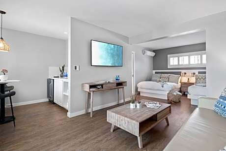 Deluxe Double Room with Side Sea View