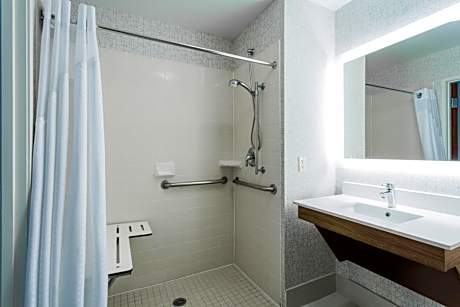 Standard Queen Room with Two Queen Beds and Mobility Accessible Tub