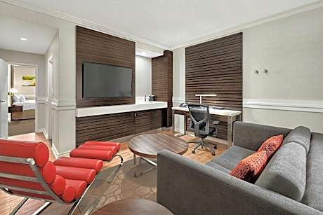 1 Bedroom Suite, 1 King, Sofa bed, Whirlpool