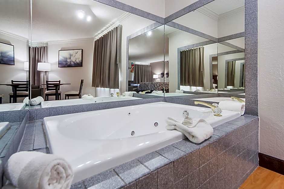 Red Roof Inn & Suites Omaha - Council Bluffs