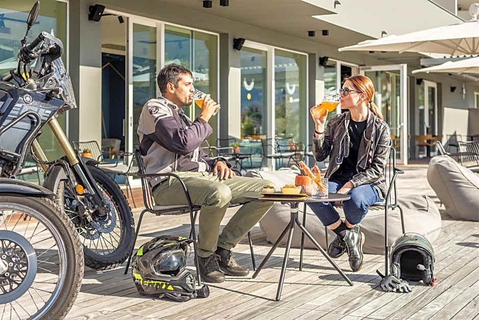 HOODY ACTIVE & HAPPINESS HOTEL