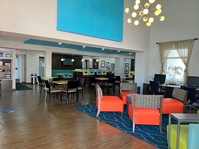 La Quinta Inn & Suites by Wyndham Oceanfront Daytona Beach