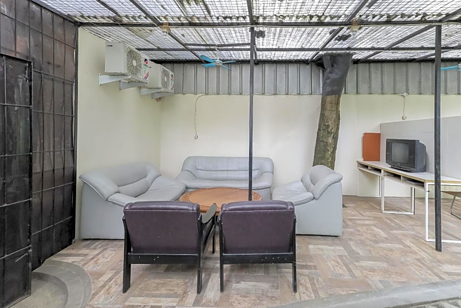 RedDoorz near RS Sari Asih Ciledug