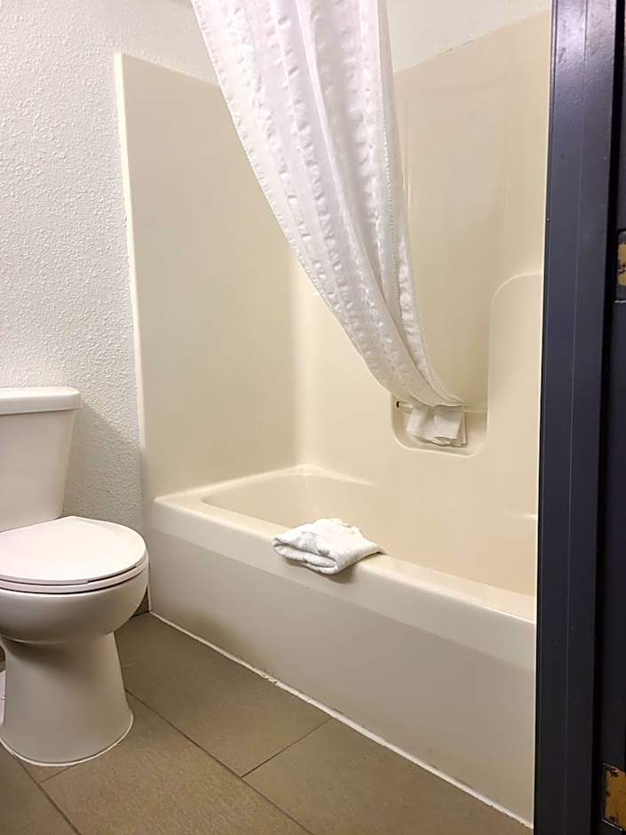 AmericInn by Wyndham Galesburg