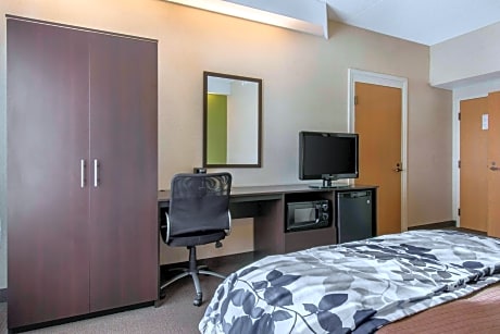 Double Room with Roll-In Shower - Accessible/Non-Smoking