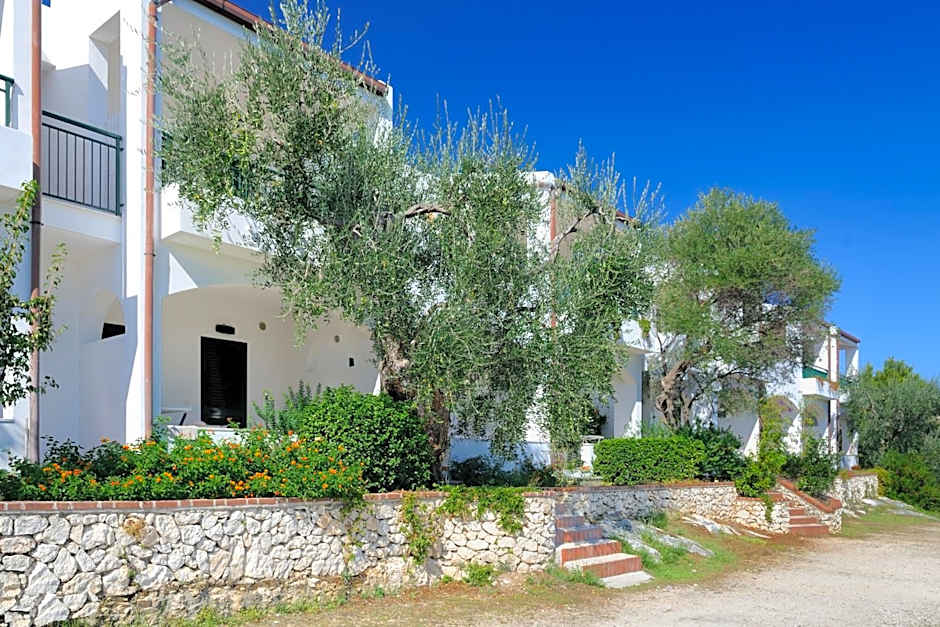 Baia Degli Aranci Suite & Apartments