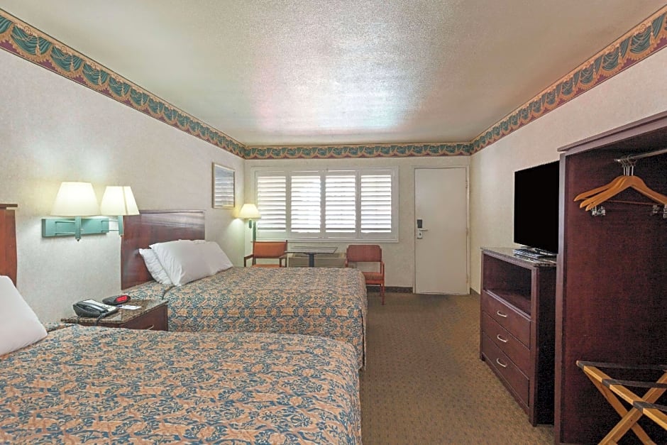 Travelodge by Wyndham Long Beach Convention Center