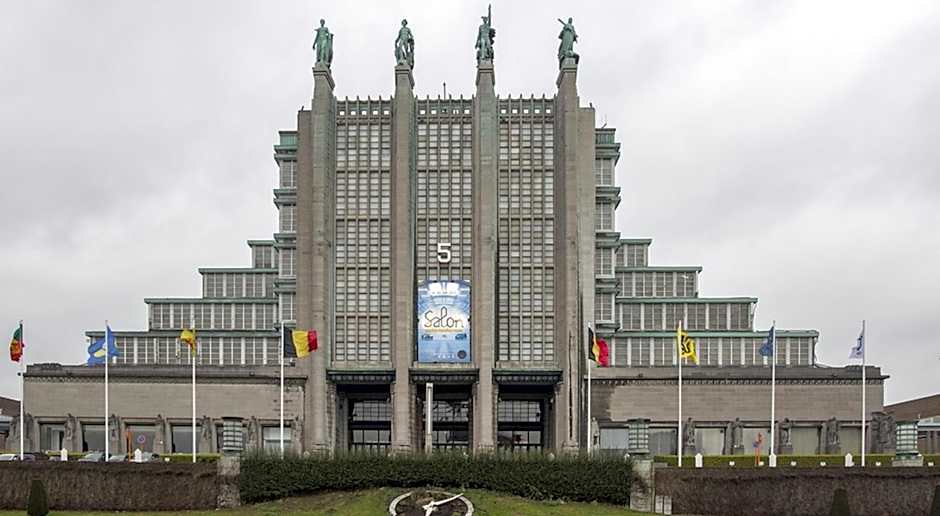 Atomihotel: Contemporary Comfort Steps from the Atomium!