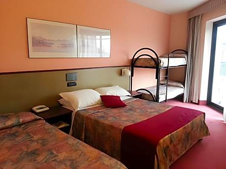 Quintuple Room