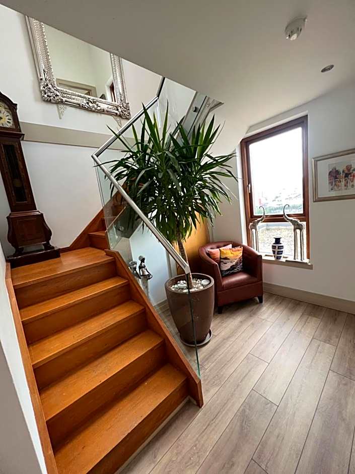 James Clow Bed & Breakfast & Apartments