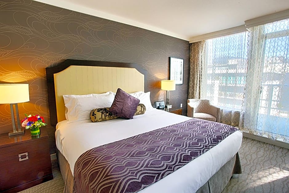 Pinnacle Hotel At The Pier