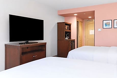 Queen Room with Two Queen Beds - Hearing Access
