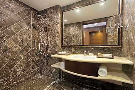 1 King Bed Executive Room - Non-Smoking