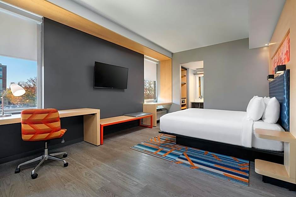Photo 1 of 6 of 1 King Bed Guestroom, Corner, City View