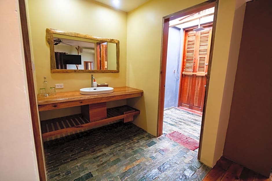 Nakabalo Guesthouse & Restaurant