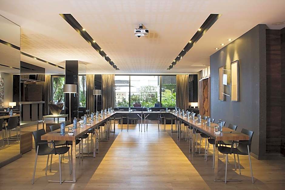 AC Hotel by Marriott Victoria Suites